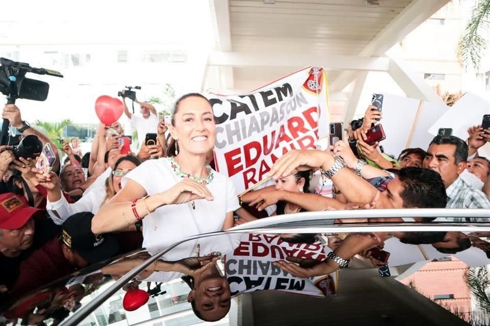 El recibimiento a Sheinbaum en el aeropuerto de Tuxtla Gutiérrez.