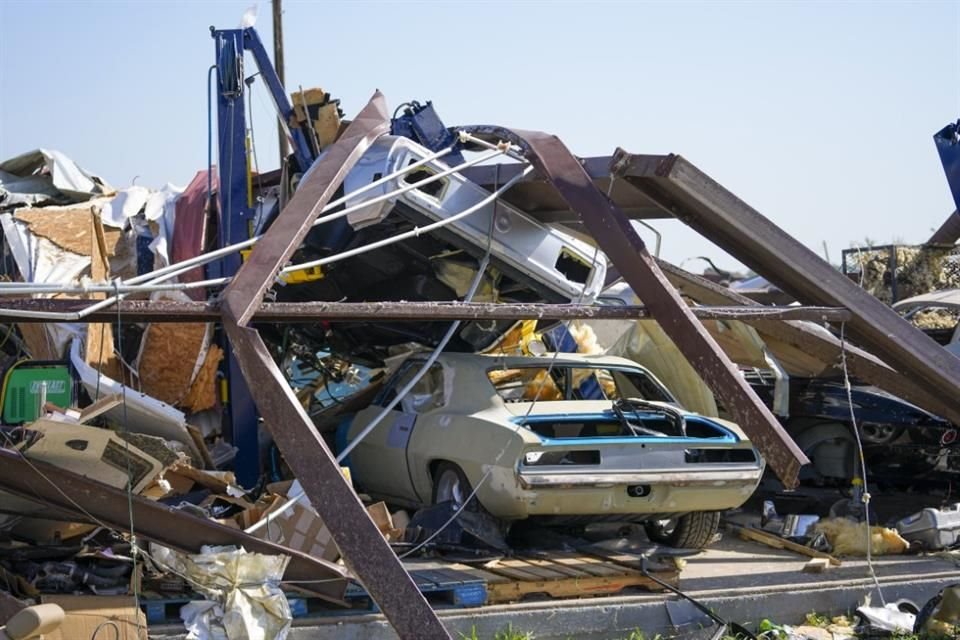 Escombros tras el paso de un tornado en Valley View, Texas.
