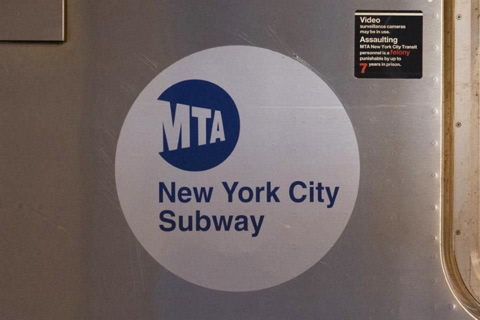 El logotipo de la Autoridad Metropolitana de Transporte (MTA) se ve en el costado de un vagón del metro de la ciudad de Nueva York, el 23 de abril de 2020.