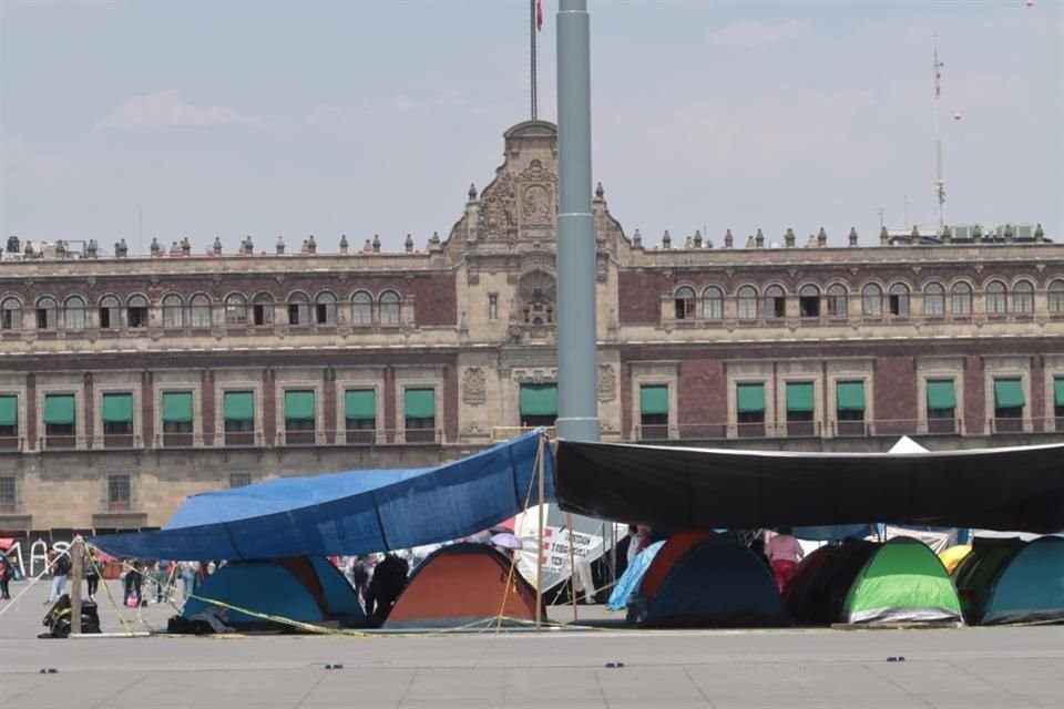 CNTE mantiene plantón en el Zócalo desde el 15 de mayo pasado.