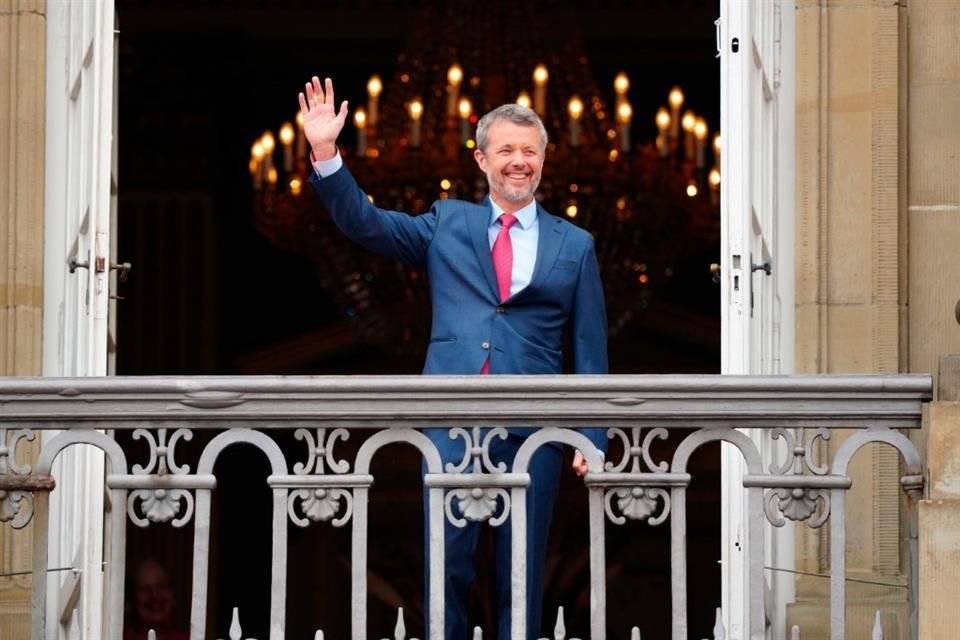 El Rey de Dinamarca desató la euforia de sus simpatizantes al salir a saludarlos desde el balcón del Palacio de Amalienborg.