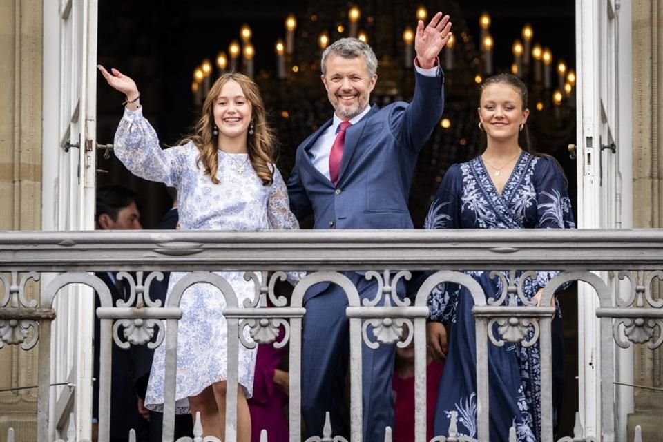 Poco a poco, los miembros de la realeza fueron regresando al interior del palacio, concluyendo con un saludo final de la Princesa Josefina, Federico X e Isabel.