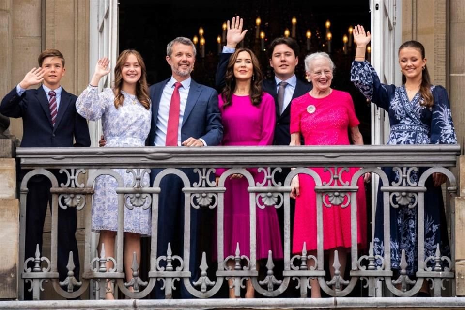 Vicente, Josefina, Federico X, Mary, Christian, Margarita II e Isabel, reunidos desde el balcón de la residencia real.