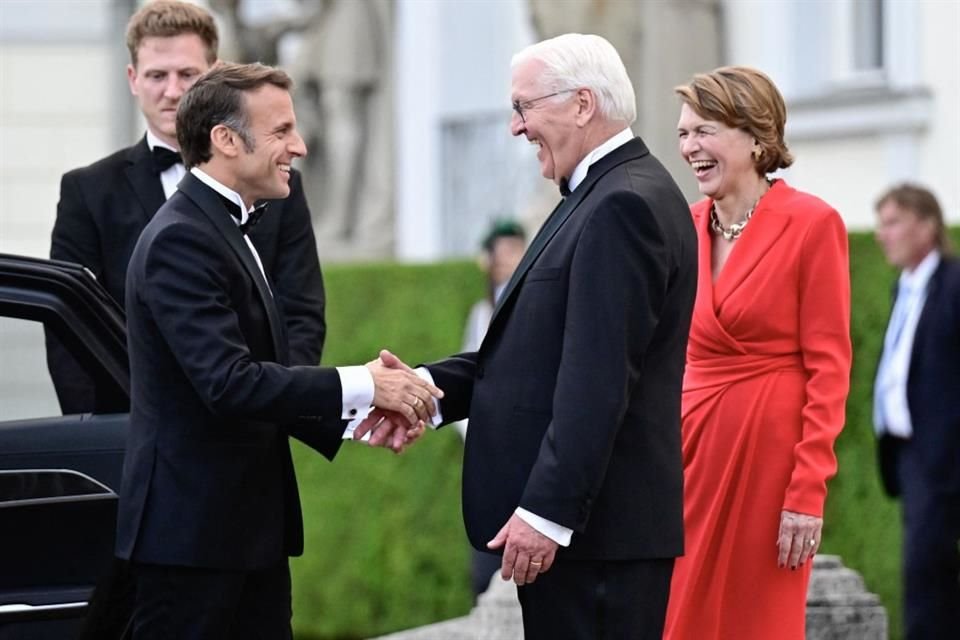 El Presidente de Francia, Emmanuel Macron, saluda a su homólogo alemán Frank-Walter Steinmeier en Berlin.