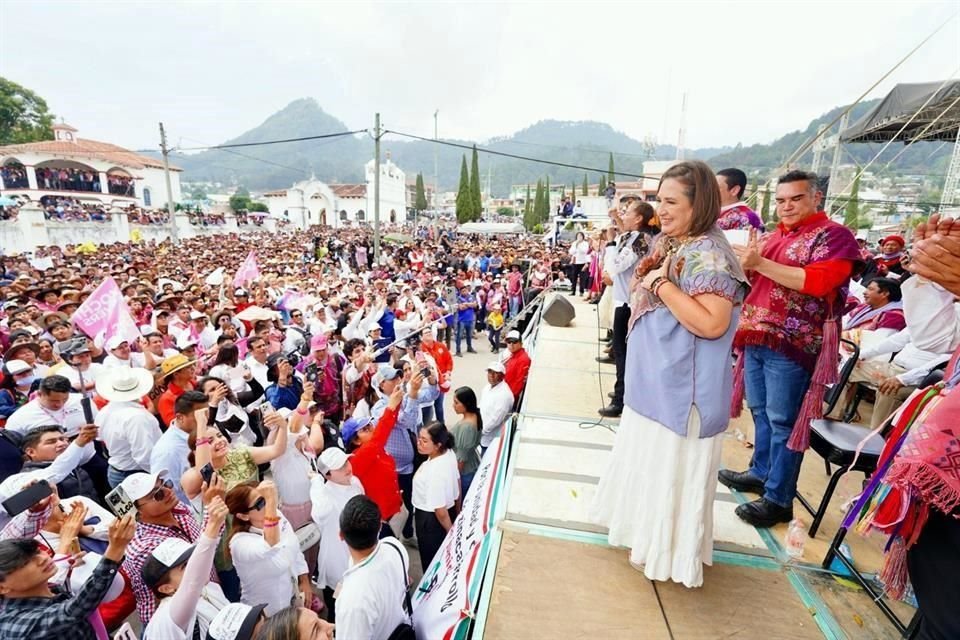 Acompañada por los líderes del PRI, Alejandro 'Alito' Moreno, y del PRD, Jesús Zambrano, Xóchitl Gálvez encabezó un mitin Zinacantán localidad indígena cercana a San Cristóbal de las Casas.