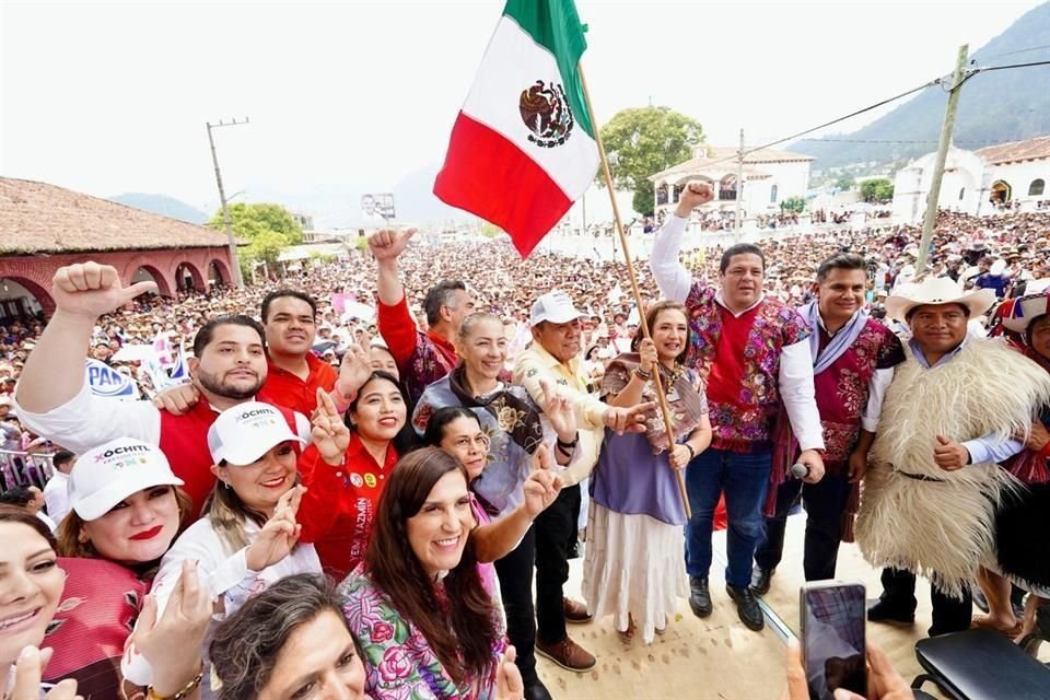 En el acto de campaña, también estuvieron candidatos a distintos cargos en Chiapas.