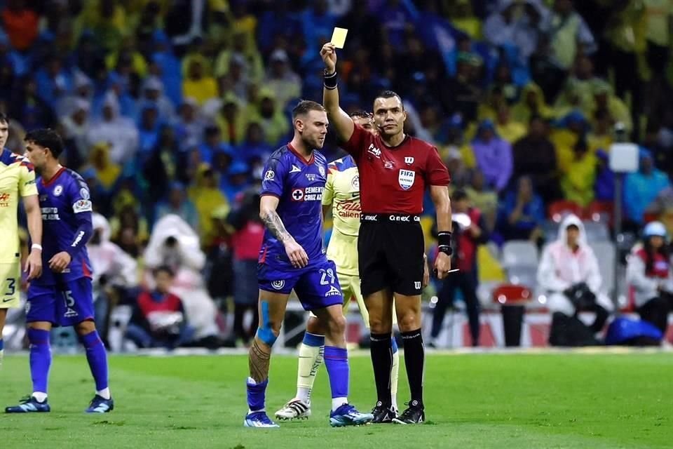 Rotondi llegó tarde y fue el primer amonestado, al levantar a Zendejas.