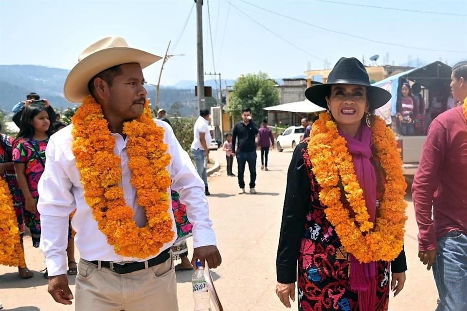 Albino Gómez Vázquez, candidato de Morena a Alcaldía de Cochoapa el Grande, y Norma Otilia Hernández, Alcaldesa de Chilpancingo.