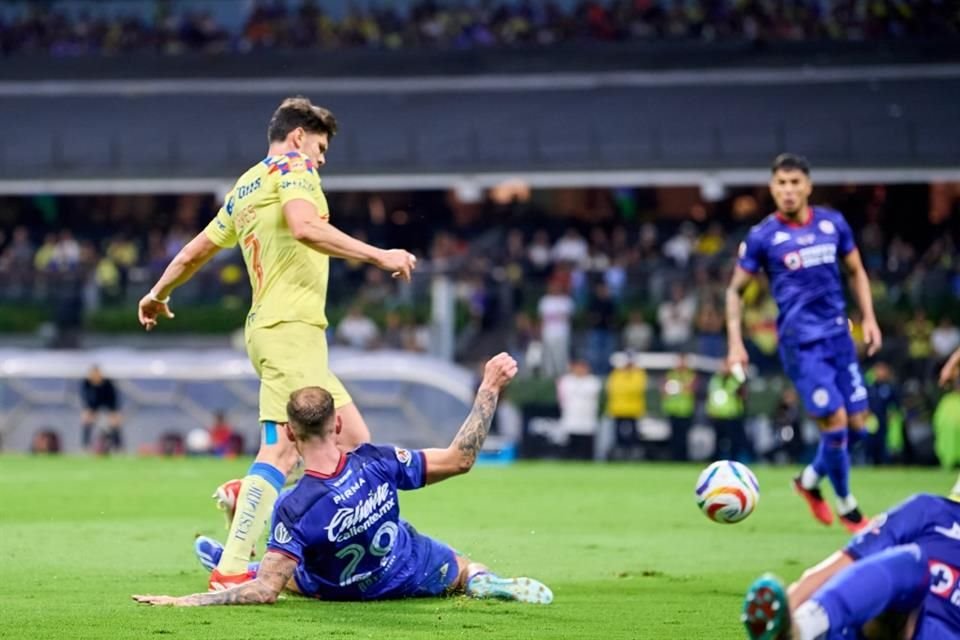 La polémica jugada que derivó en un penal a favor del América.