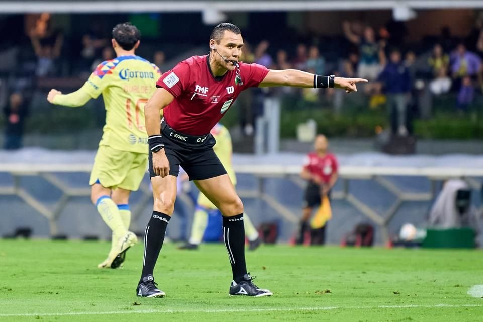 El central Marco Antonio Ortiz marcó penal, después revisó en el VAR y minutos más tarde... mantuvo la decisión.