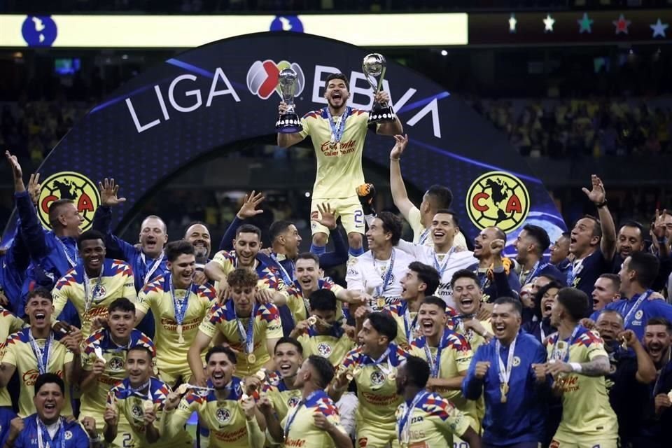 El capitán Henry Martín, el encargado de levantar el trofeo del Campeón del Clausura 2024 y del Campeón de Campeones, luego de haber derrotado 1-0 a Cruz Azul y dejar un global de 2-1.