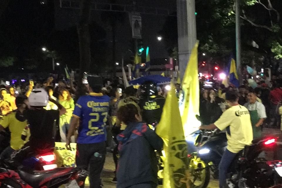 Cantos, porras y rugidos de motos fueron los principales ingredientes para el festejo de los americanistas en el Ángel de la Independencia.