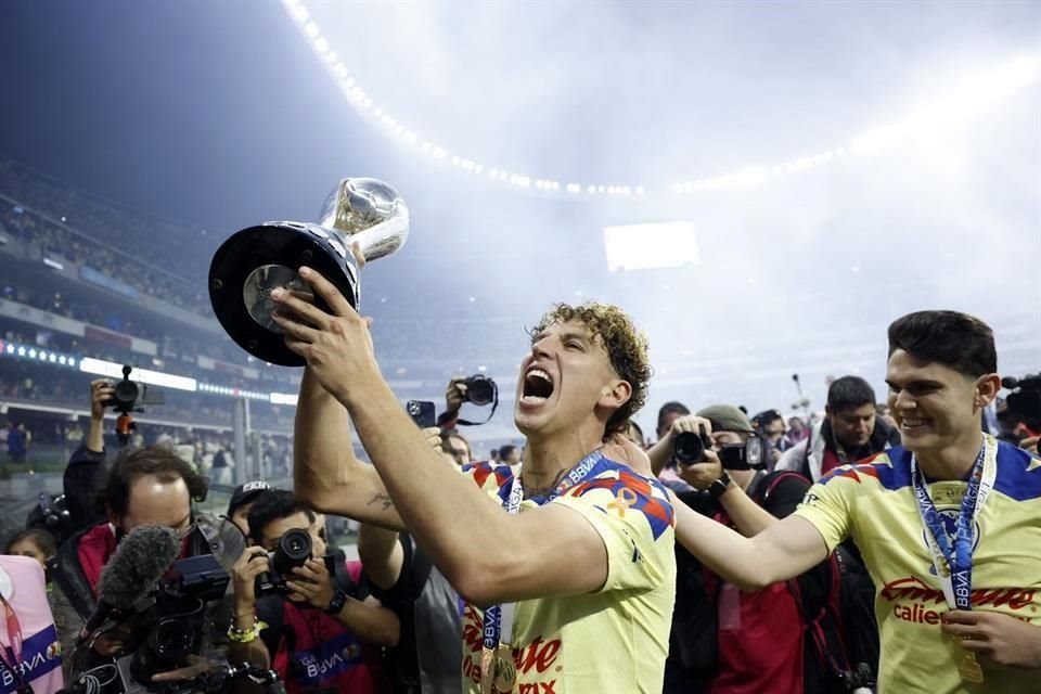 El zaguero Igor Lichnovsky mostrando el trofeo de campeón a la afición.