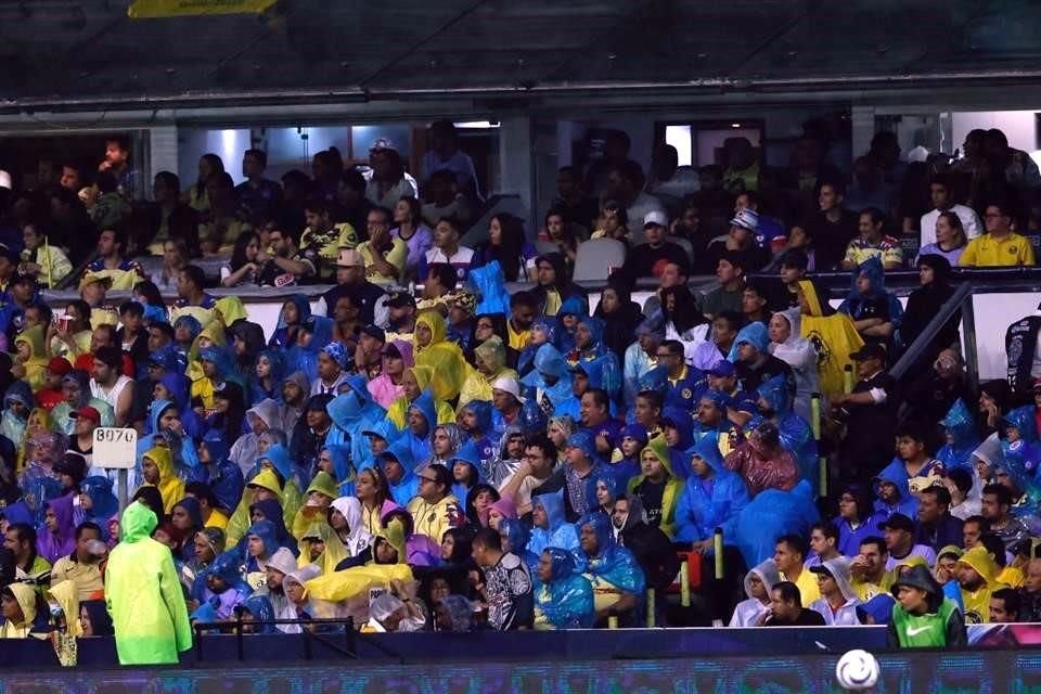 Los hinchas aguantaron la fuerte lluvia.