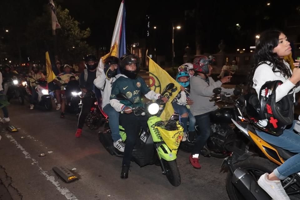 Muchos aficionados del América llegaron en moto a la celebración.