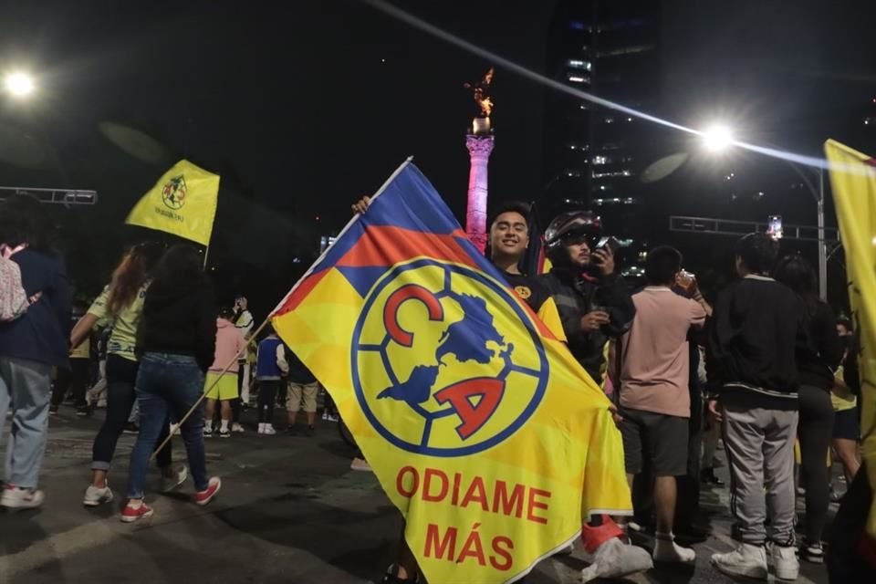 Las banderas azulcremas ondearon el Paseo de la Reforma.