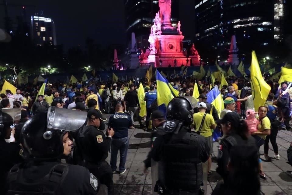 Como ya es una tradición, el Ángel de la Independencia fue la sede para que los felices aficionados americanistas celebraran la obtención del título número 15 del América.