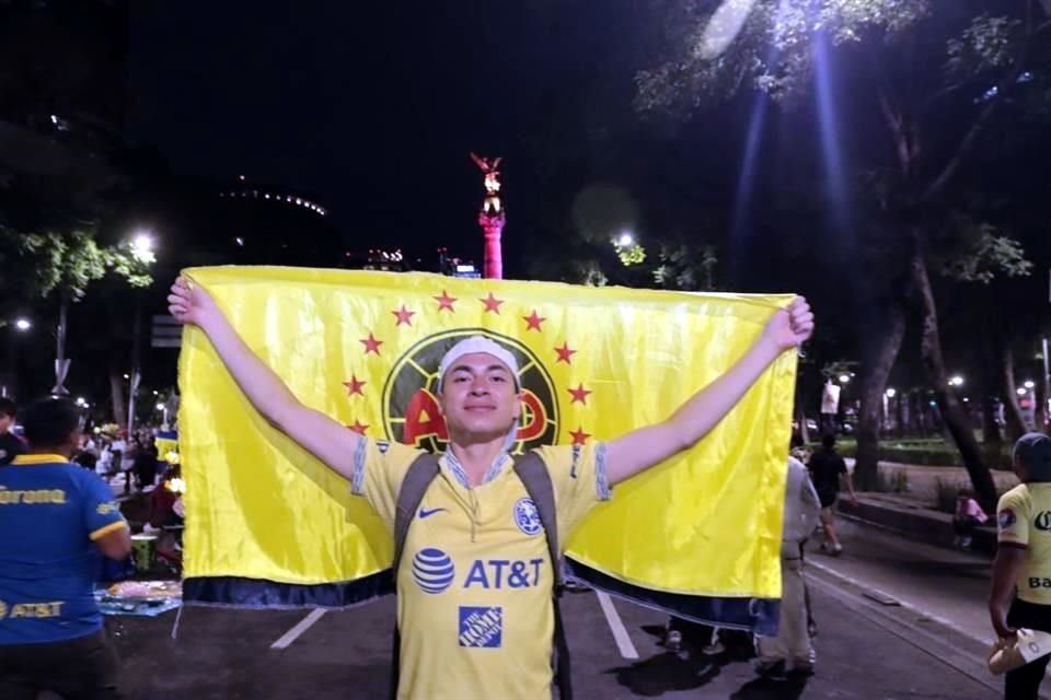 Como ya es una tradición, el Ángel de la Independencia fue la sede para que los felices aficionados americanistas celebraran la obtención del título número 15 del América.