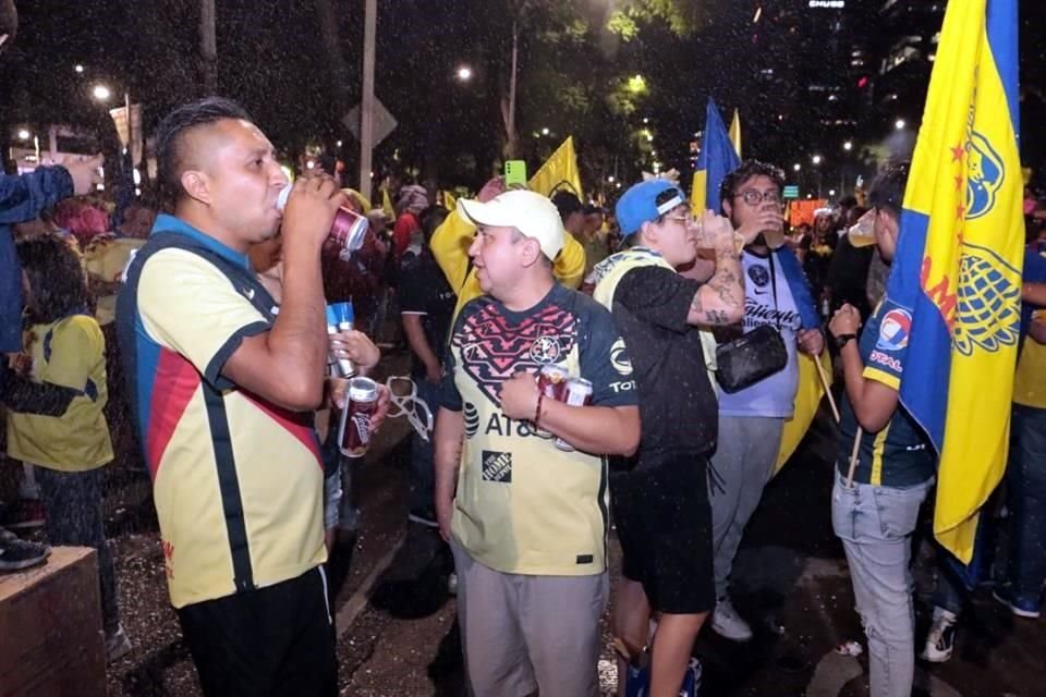 Como ya es una tradición, el Ángel de la Independencia fue la sede para que los felices aficionados americanistas celebraran la obtención del título número 15 del América.