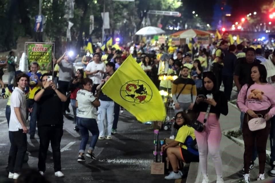 Como ya es una tradición, el Ángel de la Independencia fue la sede para que los felices aficionados americanistas celebraran la obtención del título número 15 del América.