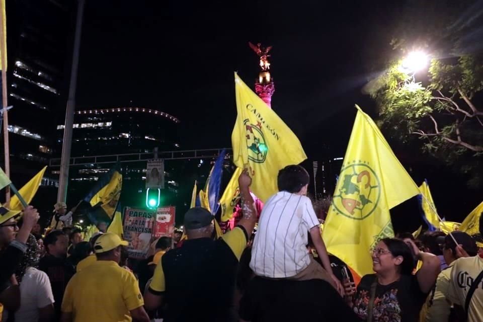 Como ya es una tradición, el Ángel de la Independencia fue la sede para que los felices aficionados americanistas celebraran la obtención del título número 15 del América.