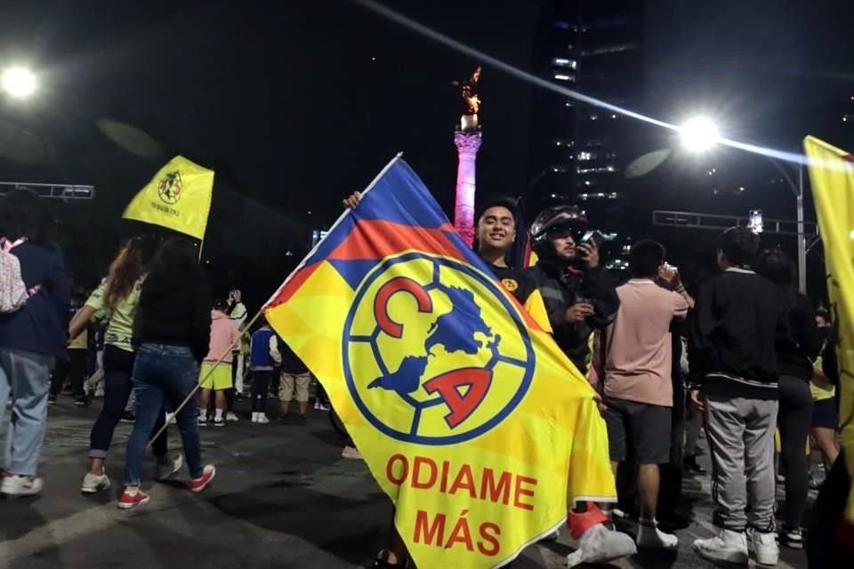 Como ya es una tradición, el Ángel de la Independencia fue la sede para que los felices aficionados americanistas celebraran la obtención del título número 15 del América.