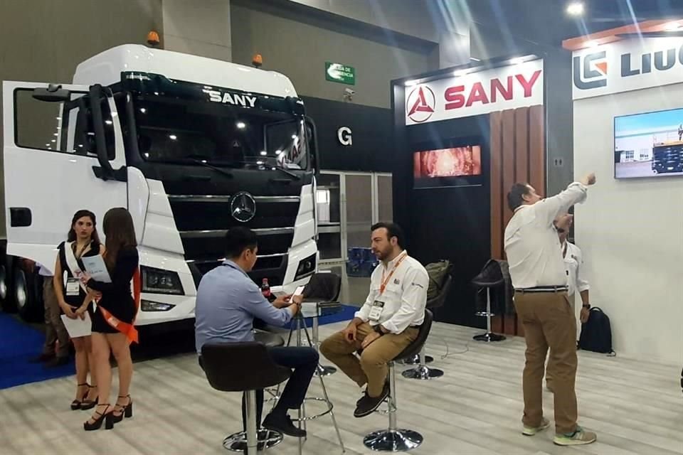 El distribuidor Truck Pro maneja dos marcas chinas, Sany, que lanzó en la expo, su tractocamión Sany, y de Liu Gon maneja equipo de carga frontal