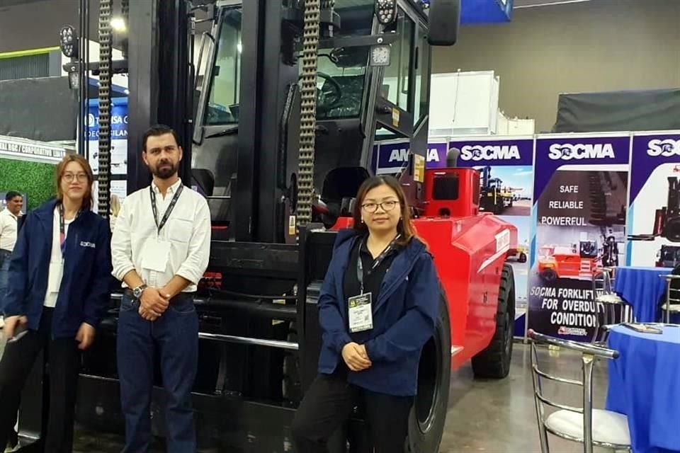 Al centro,  Eugenio Arámbura, director comercial de Capital Forklift, distribuidor de Socma