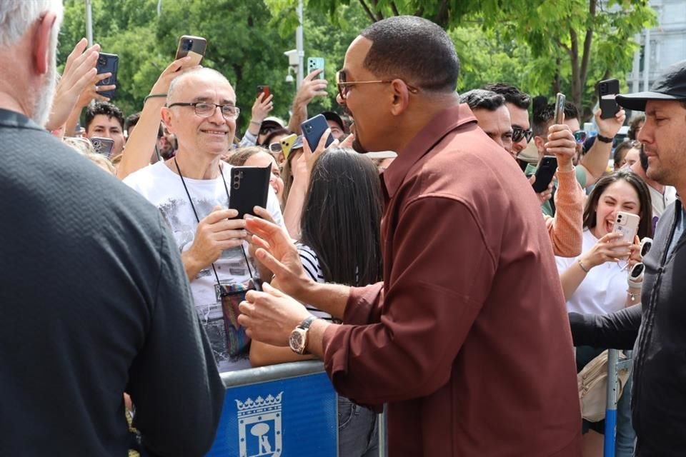 El famoso repartió autógrafos y selfies entre los presentes.