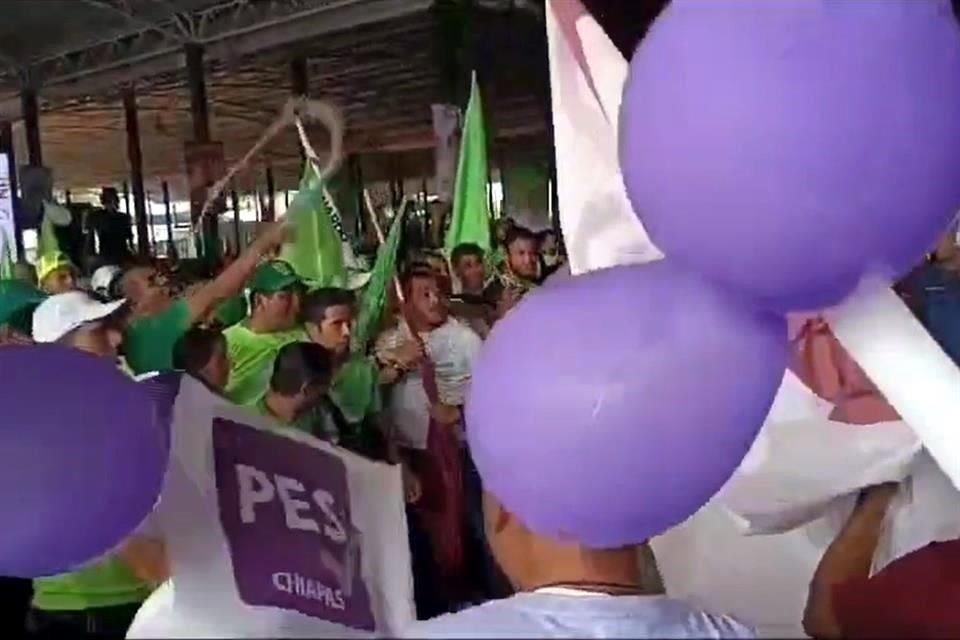 La manifestación de las diferencias no pasó de gritos y empujones.