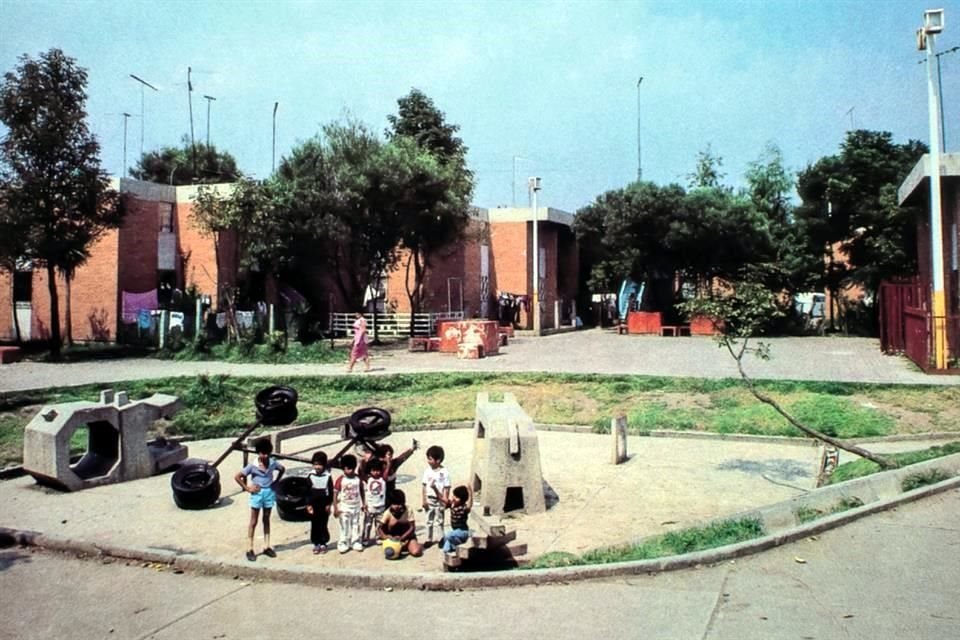 Área de juegos de la Unidad Infonavit Norte, en Cuautitlán Izcalli, Edomex, en una imagen captada en 1982. 