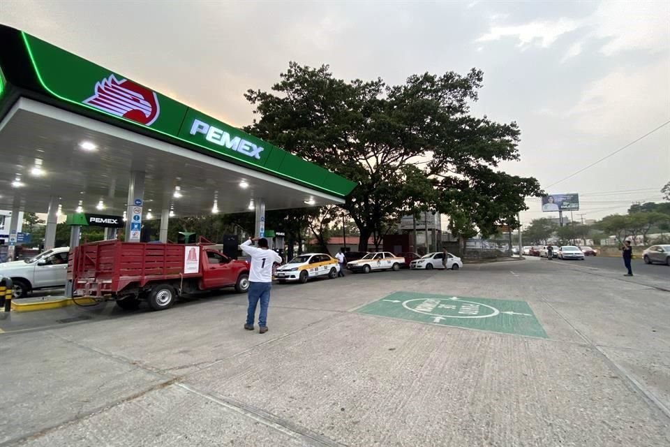 El abasto de gasolina en Tuxtla Gutiérrez, Chiapas, es un caos desde la mañana de hoy debido al bloqueo que mantienen integrantes de la CNTE en la terminal de almacenamiento de Pemex en esta ciudad.