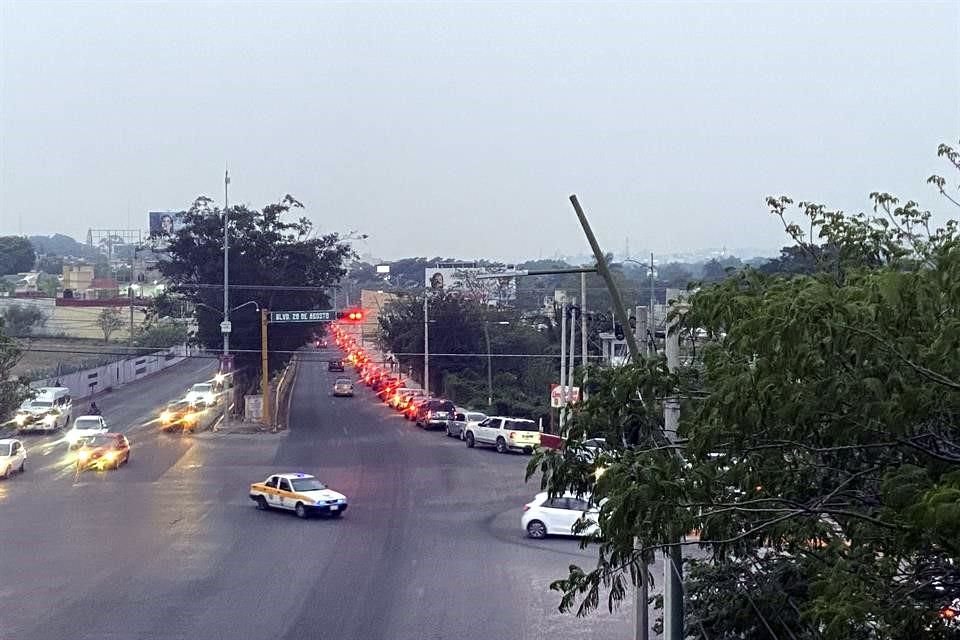 Se registraron largas filas de automovilistas.