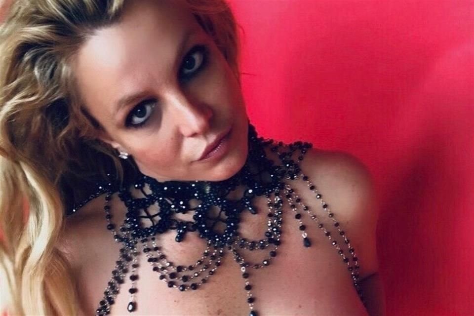 Collar fantasía 500 mil dólares Se trata de un accesorio de fantasía con ónix y obsidiana que la cantante ha lucido en varias imágenes en Instagram en 2020.