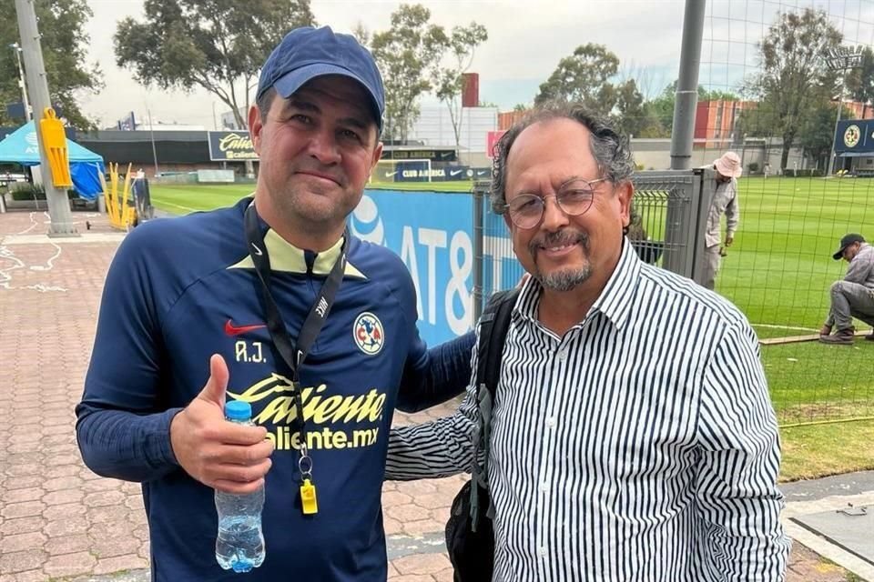 Presume foto con el DT André Jardine.