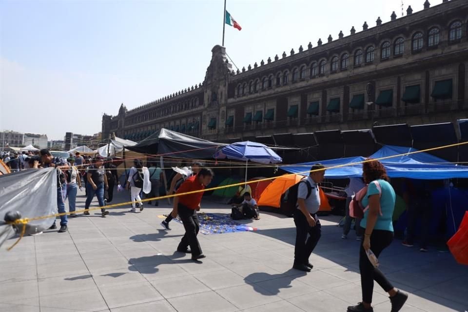 La CNTE decidió permanecer en su plantón en el Zócalo, donde Claudia Sheinbaum planea cerrar su campaña presidencial este miércoles.