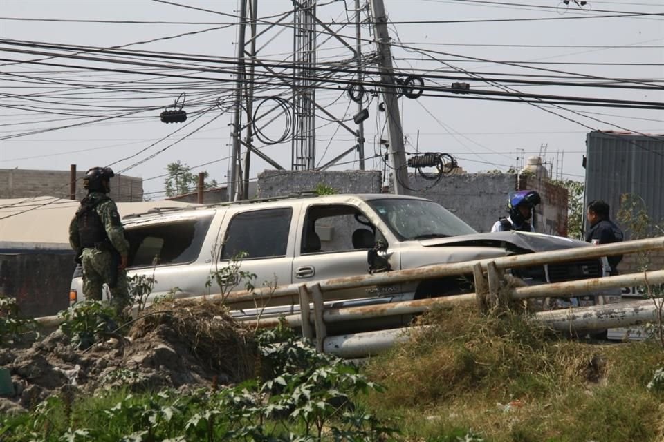 Aunque fue herido, la victima siguió conduciendo hasta que se impactó contra un poste y posteriormente perdió la vida.