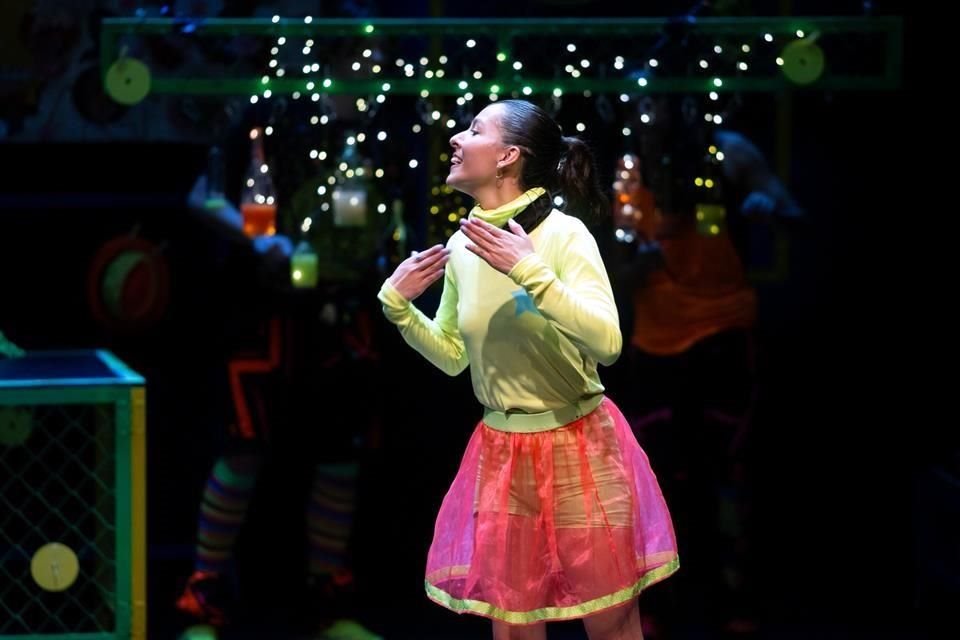 'Puedes verme' cuenta cómo Bárbara, una niña de 9 años, comienza a desaparecer. Convencida de que solo una persona podría volverla a dibujar, la pequeña se adentra en un viaje para encontrarse.