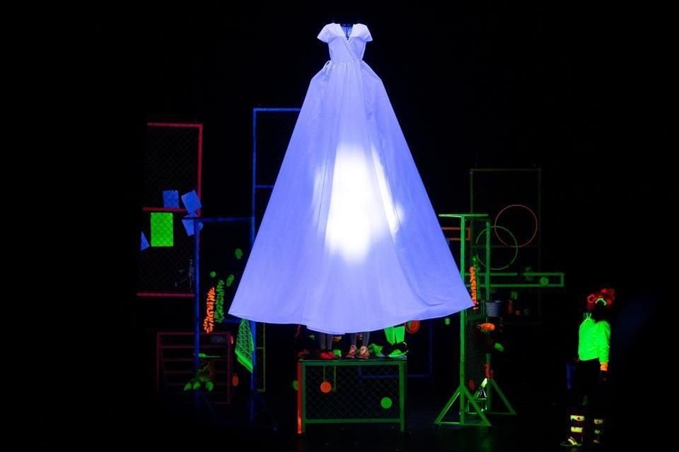 En su búsqueda, Bárbara conoce a un grupo de niñas y niños 'borrados' que la ayudarán a reaparecer mediante canciones, ruido y rebeldía.