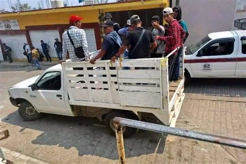 Hombres armados se enfrentaron con un grupo que vigilaba el Instituto Electoral de Simojovel, Chiapas, y después mataron a un poblador.