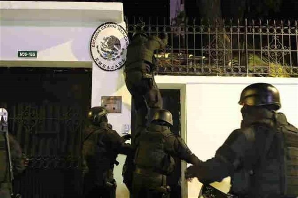 Militares entrando a la Embajada de México en Quito para arrestar el ex Vicepresidente Jorge Glas, el 5 de abril del 2024.