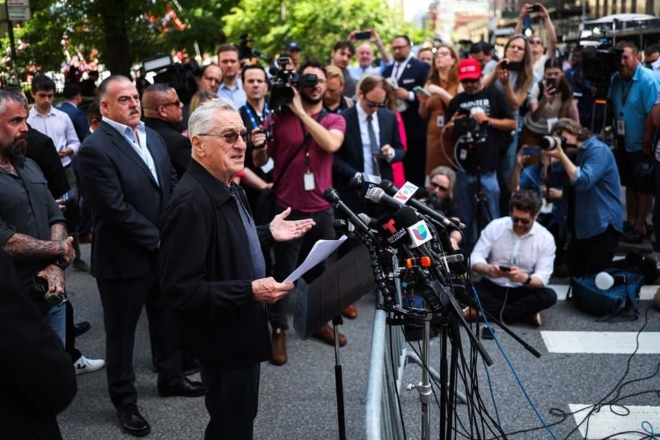 El actor llegó a un acto de campaña del mandatario frente a la sala del tribunal de Manhattan.