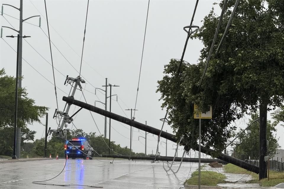 Un poste caído en Garland, Texas, el 28 de mayo del 2024.