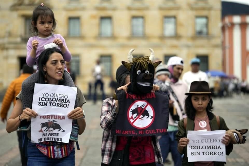 Manifestantes protestan contra las corridas de toros, que fue temporalmente suspendido mientras el Congreso debate su legalidad, en la plaza de Bolívar, en Bogotá.