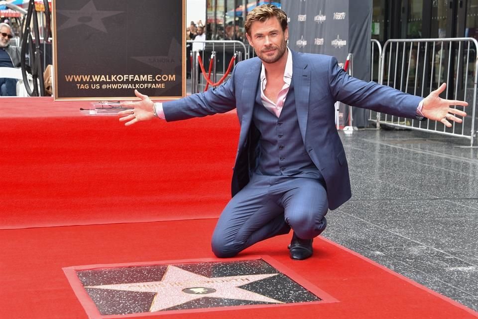 Chris Hemsworth fue honrado con su estrella en el Paseo de la Fama.