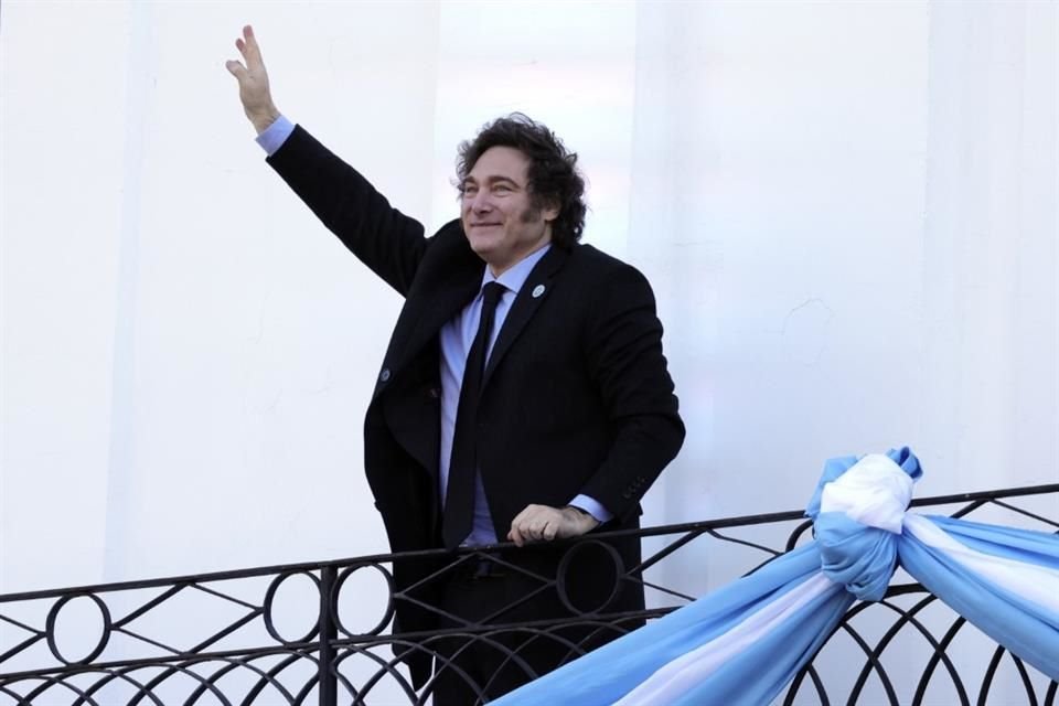 El Presidente argentino Javier Milei saluda durante una ceremonia para celebrar el 214 aniversario de la Revolución de Mayo, en Córdoba, Argentina, el 25 de mayo de 2024.