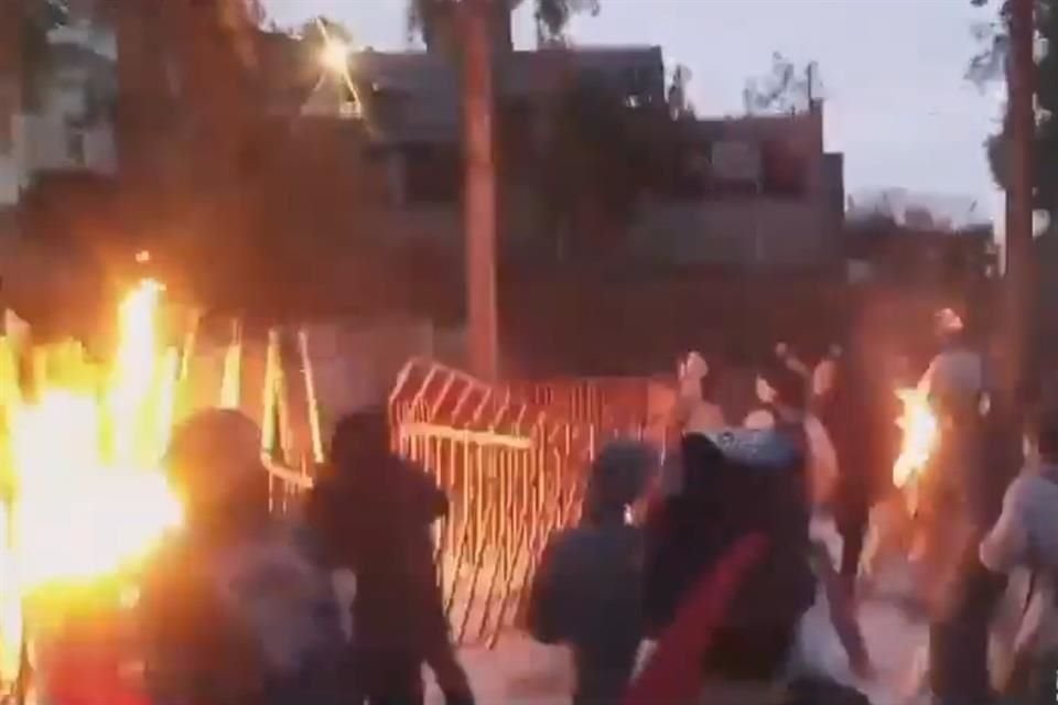 Manifestantes lanzaron bombas molotov a policías durante una protesta en la Embajada de Israel en la Ciudad de México.