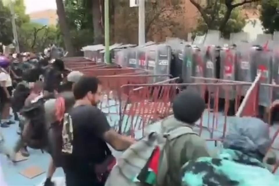 Manifestantes tiran de vallas colocadas afuera de la Embajada de Israel en la Ciudad de México.