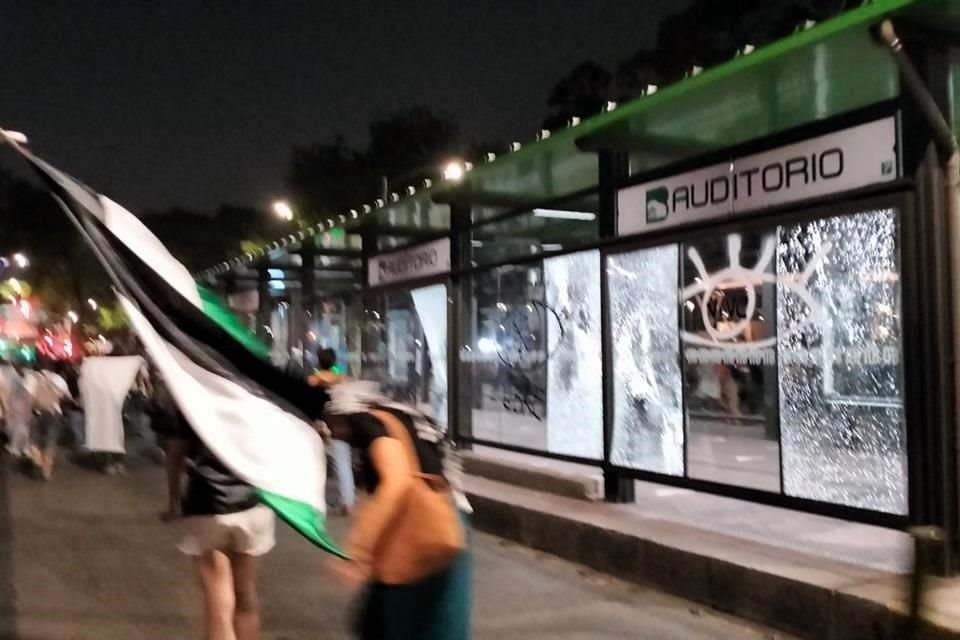 Los manifestantes atacaron también la estación del Metrobús Auditorio sobre Paseo de la REFORMA.