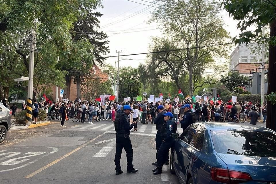 Los asistentes a la manifestación llevaban banderas palestinas.